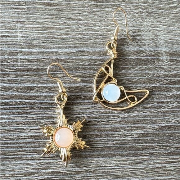 Gold Sun and Moon Earrings N1093 - Picture 2 of 3
